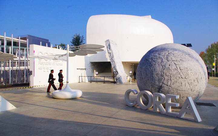米兰世博会韩国馆白色球体建筑外观，COREA标识醒目