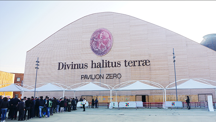 米兰世博会零号馆外观，拱形墙面标注Divinus halitus terræ，锦连环团队考察主题馆建筑设计