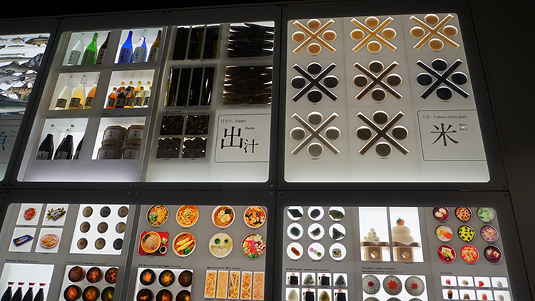 日本馆室内食材与料理样品展柜陈列，搭配出、米等汉字，锦连环观摩文化展陈与陈列设计