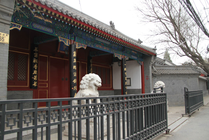 府学小学中国宫廷风建筑，红柱传统大屋顶与石狮，锦连环解读校园建筑为文化代言