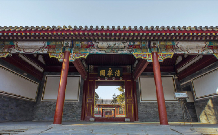 清华大学清华园古典校门，红柱彩绘传统门楼，锦连环解读东西混合校园建筑文化