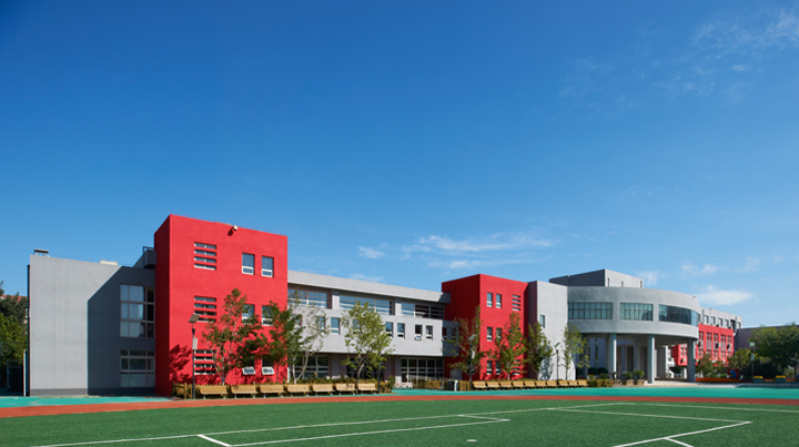 中关村第二小学红灰教学楼与运动场实景，锦连环校园建筑环境与文化建设