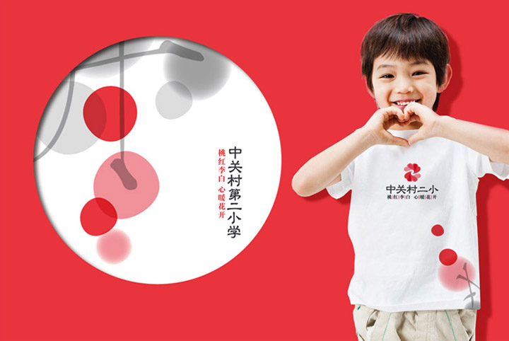 中关村二小红色花瓣背景与做爱心手势穿品牌文化衫的男孩，校园品牌形象应用