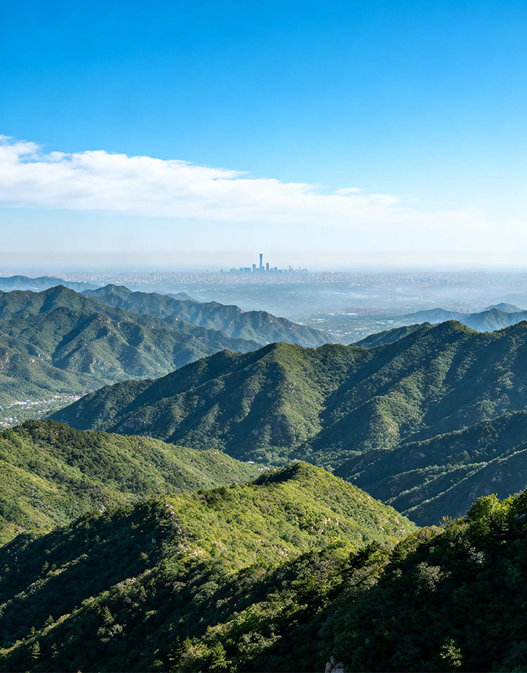 妙峰山民族学校校园全景，京西生态涵养区绿水青山间十二年一贯制山区学校，登峰向阳教育理念