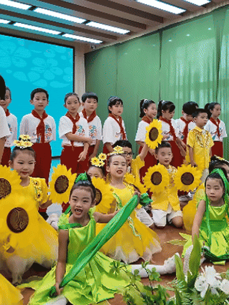 大峪二小学生感恩展情怀课，学生自主担任讲解员，七十周年交流活动成为最大的公开课