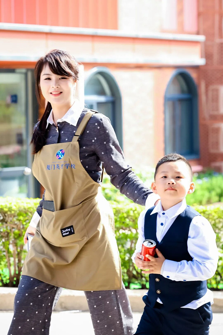 厦门英才学校校庆美食摊位展示，多样化美食品种丰富校园生活，教育即生活的柔软践行