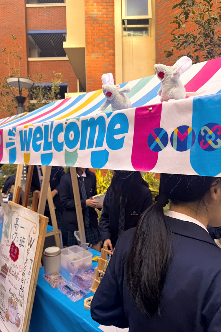 厦门英才学校美食嘉年华活动现场，校庆游园会美食摊位香气扑鼻，学生家长共享欢乐时光
