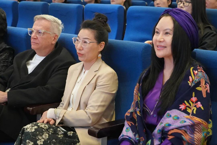 厦门英才学校30周年论坛艺术展示，艺术作品与科技成果交相辉映，爱与创造的教育初心