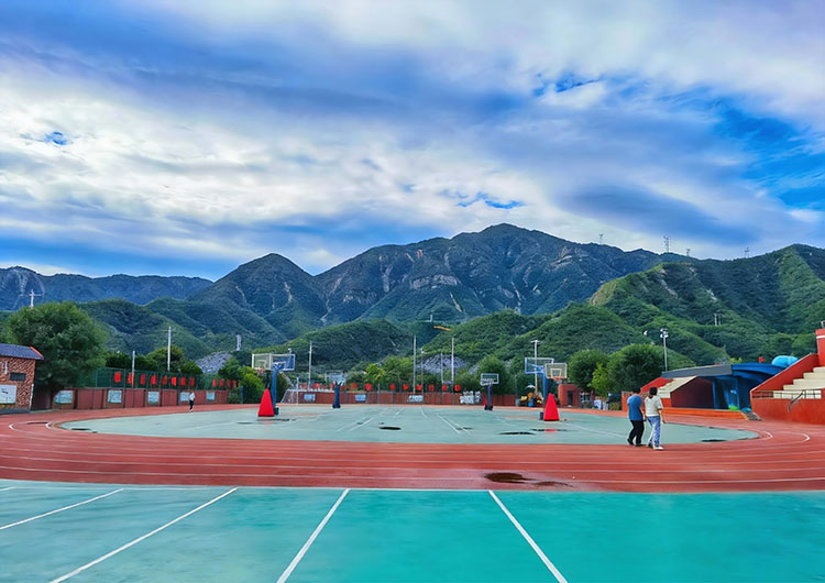 妙峰山民族学校新老校长传承创新团队，携手锦连环绘制登峰向阳教育发展画卷