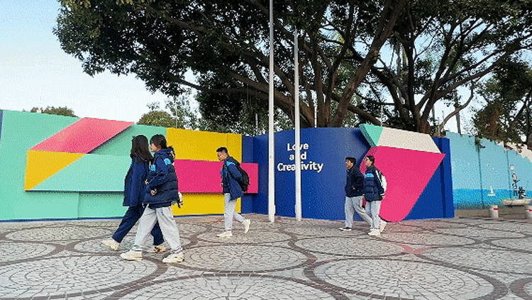 厦门英才学校升级后VI系统大门设计，深蓝主色如大海沉静，图形比例色彩明度分毫不差