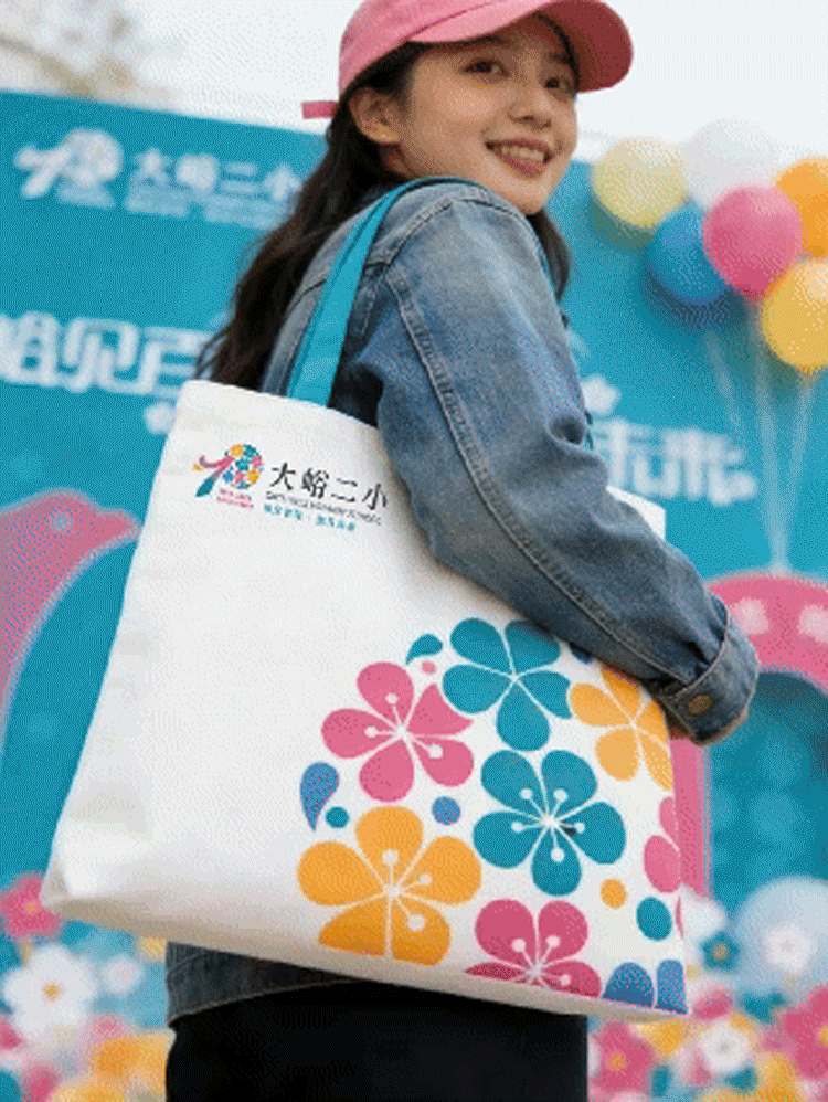 大峪二小70周年品牌活动应用系统动态设计，道旗海报资料册台签构建沉浸式品牌叙事场
