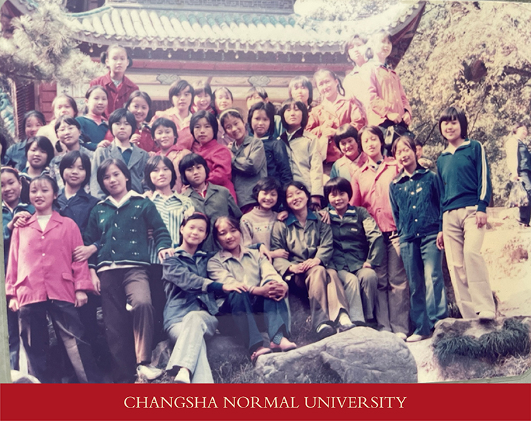 1985年长沙师范学院84级幼23班合影，班主任邓波与四十一位女孩的青春记忆